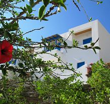 Manthos Place Hotel in Ios Mylopotas Beach
